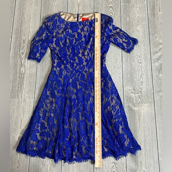 Monique Lhuillier Half Sleeve Bateau Neckline Fit and Flare Lace Dress. Lined - Picture 5 of 10